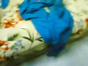 लड़की अपने विशाल गुब ...