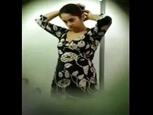 मैं छेदा हुआ हूँ फुल ...