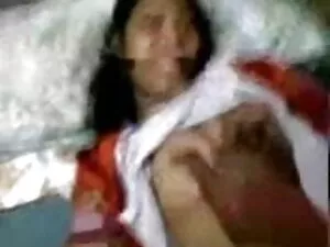 गोल-मटोल पत्नी उसे स ...