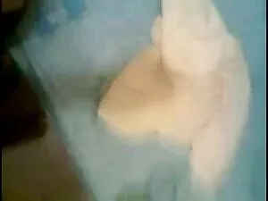 लाइब्रेरी में लड़की  ...