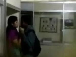 सुनहरे बालों वाली बा ...