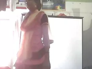 होटल के बिस्तर पर पी ...