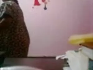 युवा जर्मन काले बालो ...
