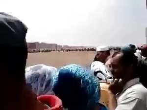 माँ उसकी किशोर बेटी  ...