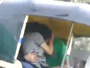 डेनिम स्कर्ट में छोट ...