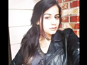 स्माइली सुडौल सेक्सी ...