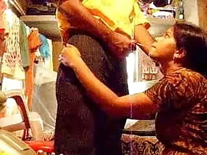 कैम पर सामान दिखाती  ...
