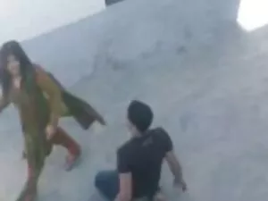 छोटू सीढ़ियों पर कें ...