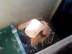 आबनूस स्ट्रिपटीज़ से ...