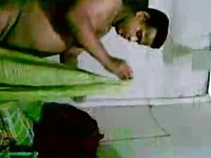 बाथरूम में टेलर व्हा ...