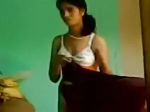 युवा आदमी स्टॉकिंग्स ...